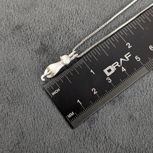 Matte silver color metal petite cat stretching pendant necklace - Picture 7 of 9